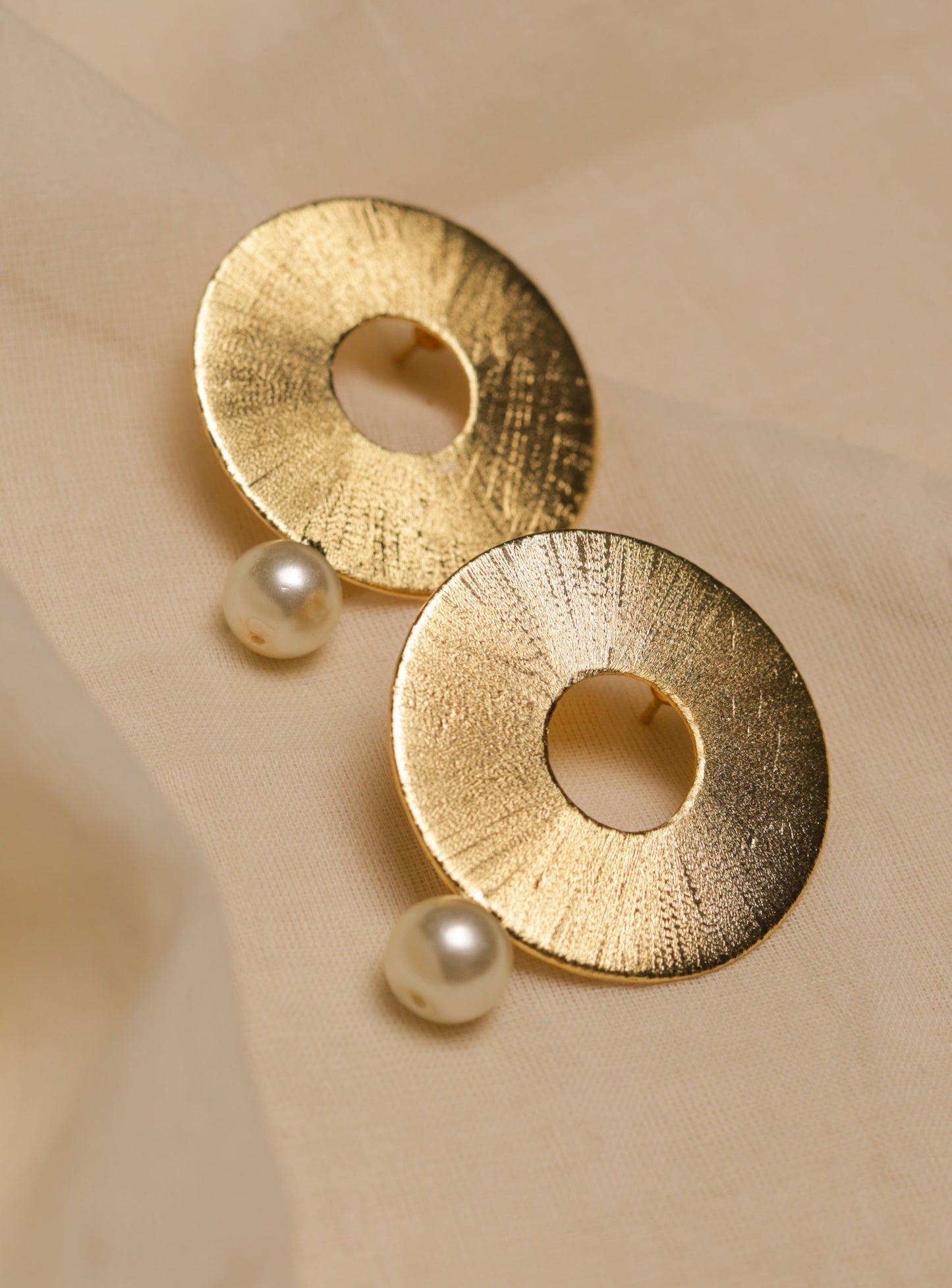 GOLDEN PEARL ROUND STUDS